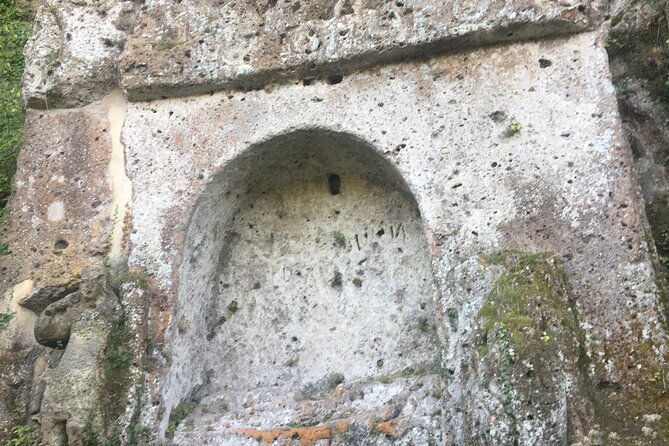 tomb-hunting-and-trekking-adventure-in-sovana-2