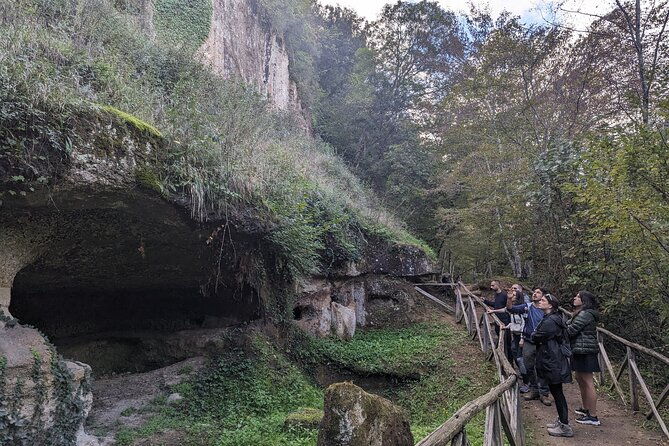 tomb-hunting-and-trekking-adventure-in-sovana-2
