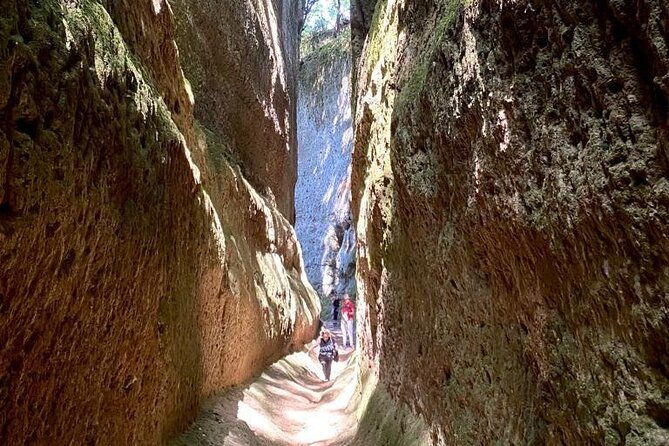 tomb-hunting-and-trekking-adventure-in-sovana-2