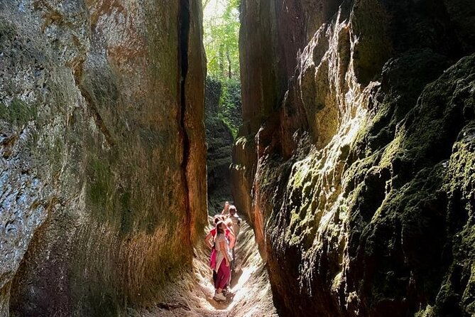 tomb-hunting-and-trekking-adventure-in-sovana-2