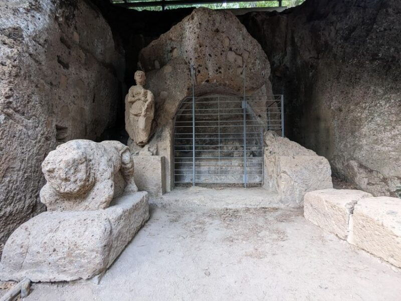 tomb-hunting-and-trekking-adventure-in-sovana-3