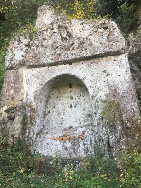tomb-hunting-and-trekking-adventure-in-sovana-3