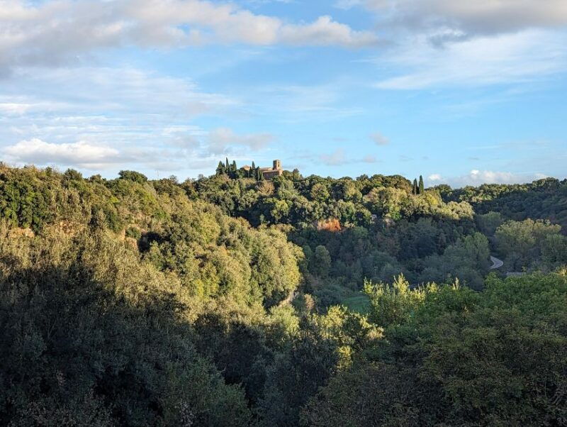 tomb-hunting-and-trekking-adventure-in-sovana-3