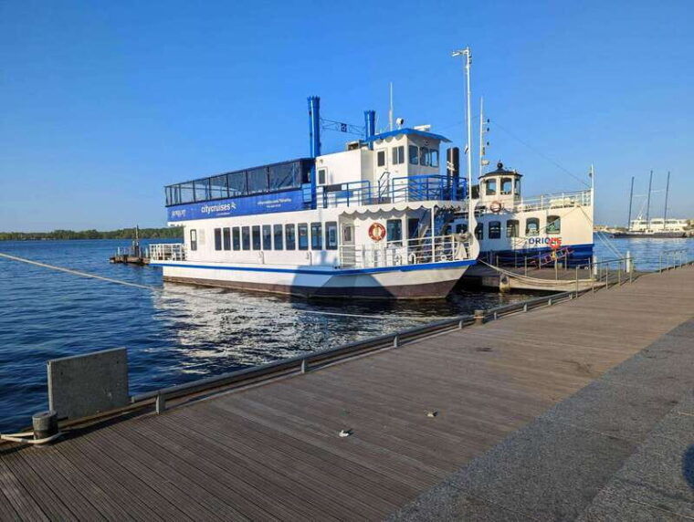 toronto-city-views-harbor-cruise