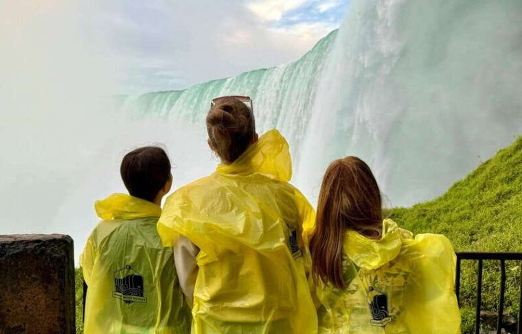 toronto-niagara-falls-canada-day-tour-boat-cruise-option