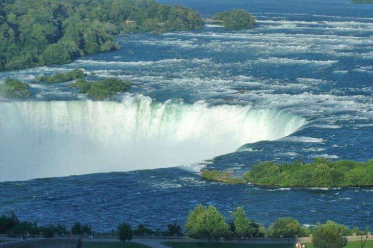 toronto-niagara-falls-day-trip-with-wine-tasting-transfer