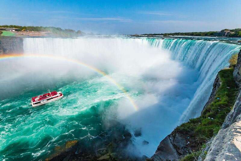 toronto-niagara-falls-tour-with-boat-behind-falls-tower-2