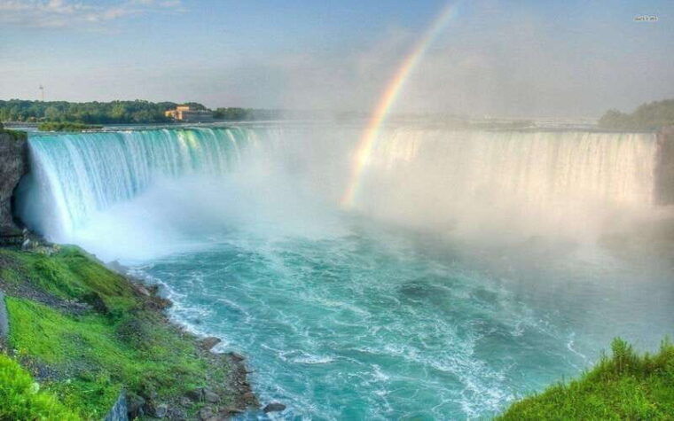 toronto-niagara-falls-tour-with-boat-behind-falls-tower-2
