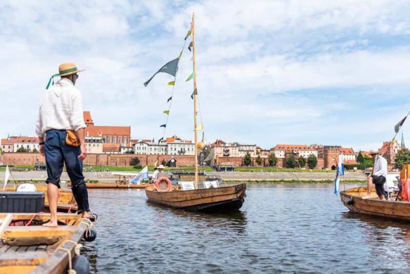 Toru: Scenic Cruise on a Traditional Vistula Wooden Boat - Key Points
