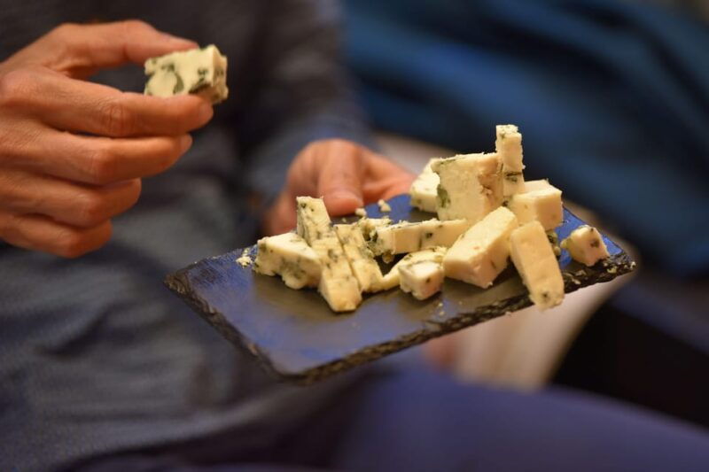 toulouse-cheese-wine-tasting-workshop-with-a-cheesemaker
