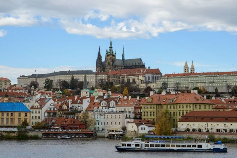 tour-around-prague-castle-and-lesser-town-in-spanish