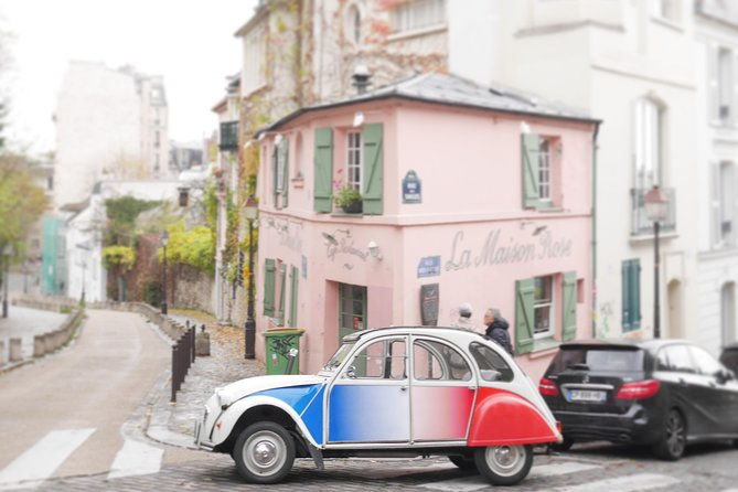 tour-in-a-vintage-car-with-a-parisian