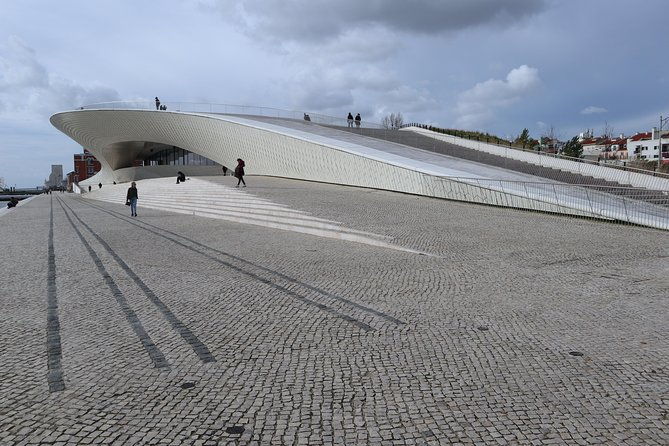 tour-in-lisbon-with-visit-to-belem-cristo-rei-and-pillar-7-reality-experience