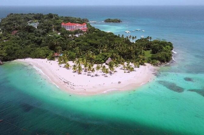 tour-in-samanabaracardi-islandballenas-y-salto-lemon-from-puj