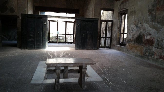 tour-in-the-ruins-of-herculaneum-with-an-archaeologist