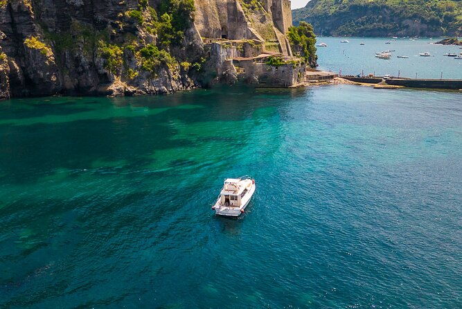 tour-of-ischia-in-private-yacht