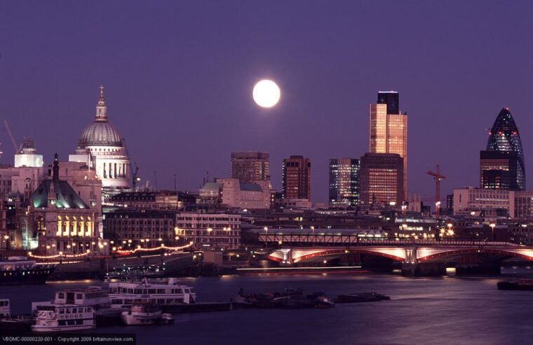 tour-of-london-and-christmas-day-lunch-cruise