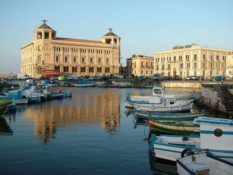 tour-of-the-island-of-ortigia-blue-grotto-dolphin-watching