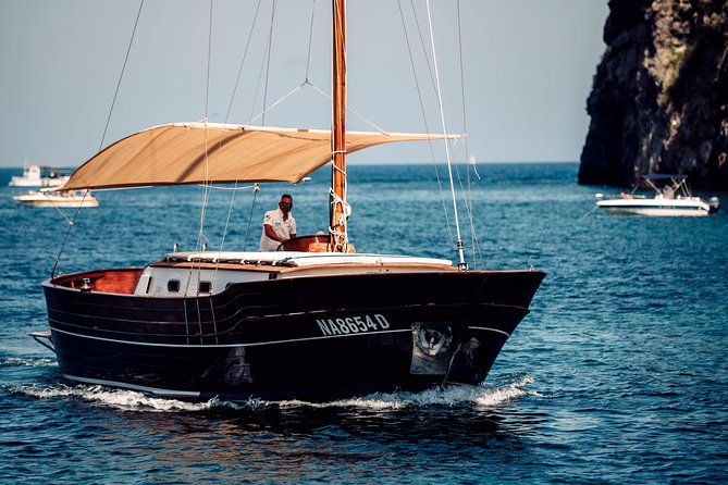 tour-of-the-island-of-procida-in-a-schooner