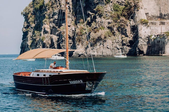 tour-of-the-island-of-procida-in-a-schooner