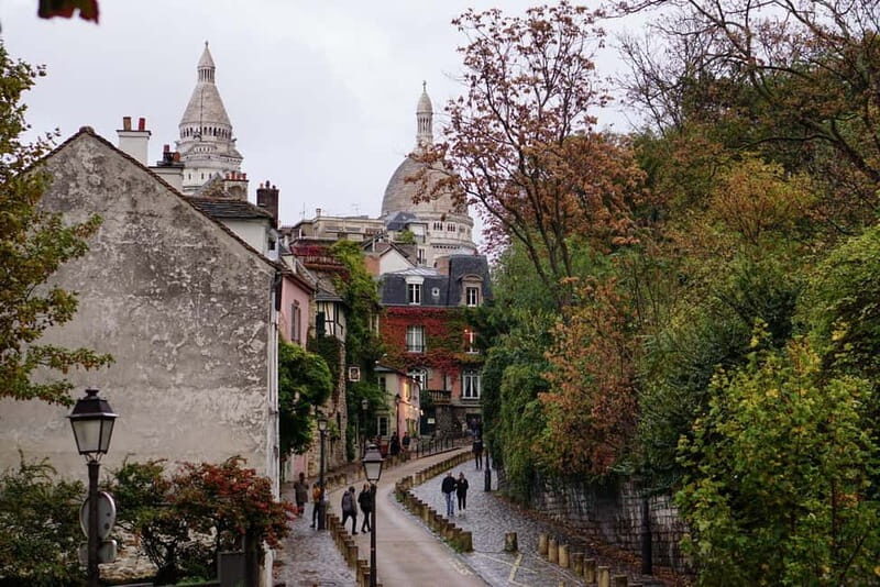 Tour of the Montmartre district with a local guide in Italian - Key Points