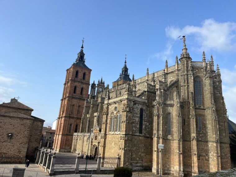 tour-oviedo-castrillo-polvazares-astorga-and-leon-cathedral