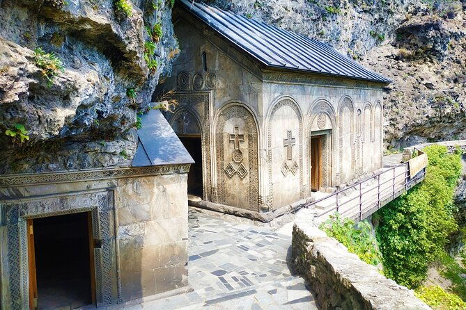 tour-to-katskhi-pillarchiatura-from-tbilisi-mghvimevicableway-ubisatsitska