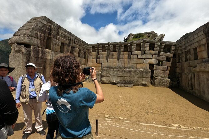 tour-to-machu-picchu-by-panoramic-train-in-2-days