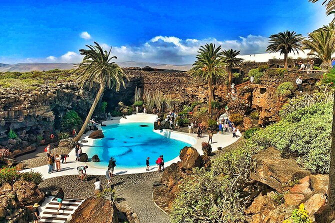 tour-to-timanfaya-jameos-del-agua-cueva-de-los-verdes-and-viewpoint-from-the-cliff