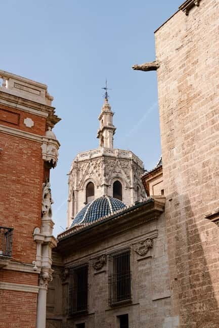 Tour Valencia "Between Vice and Virtue". - An In-Depth Look at the "Between Vice and Virtue" Tour