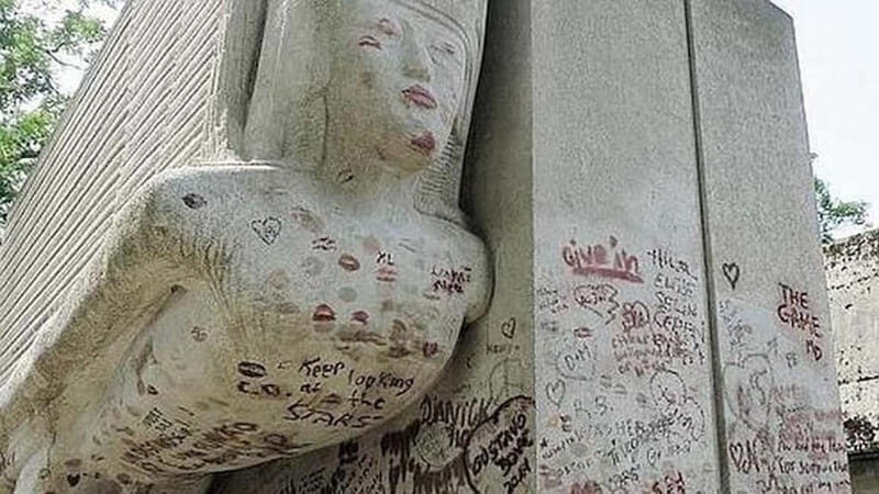 Tour with local guide in Italian of the Père Lachaise cemetery - Key Points