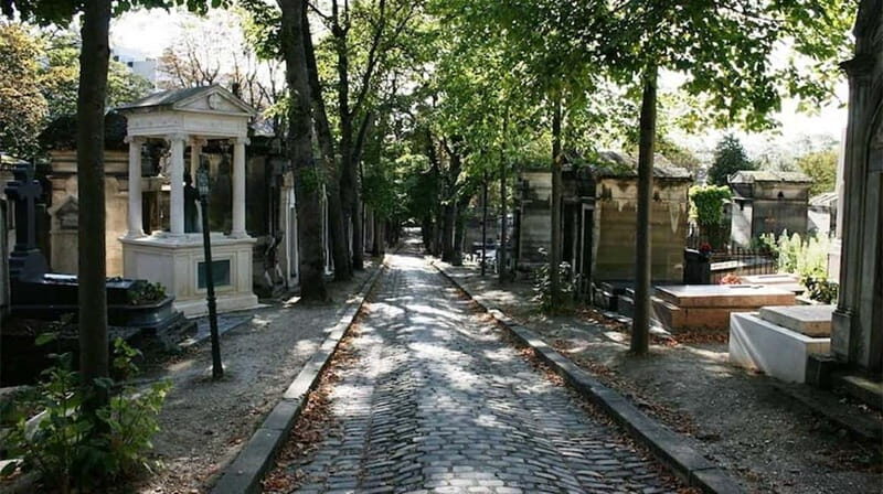 Tour with local guide in Italian of the Père Lachaise cemetery - An In-Depth Look at the Père Lachaise Cemetery Tour
