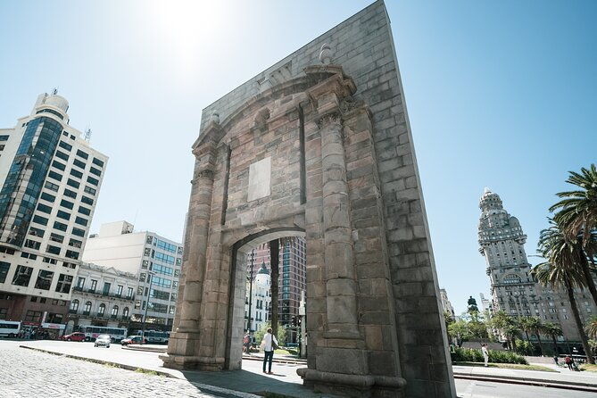 tourist-bus-discover-montevideo