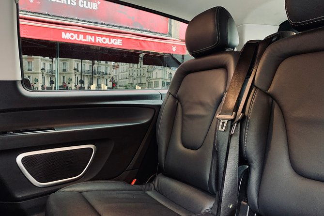 tourist-outing-at-the-moulin-rouge