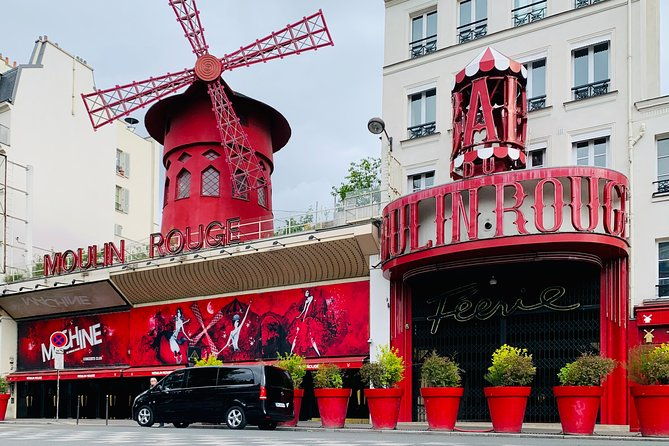 tourist-outing-at-the-moulin-rouge