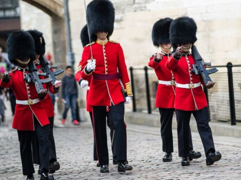 tower-of-london-early-access-with-crown-jewels-beefeaters