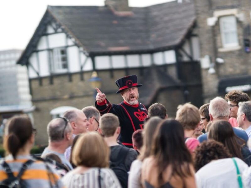 tower-of-london-early-access-with-crown-jewels-beefeaters