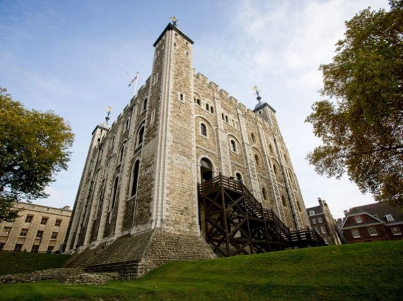 tower-of-london-early-access-with-crown-jewels-beefeaters