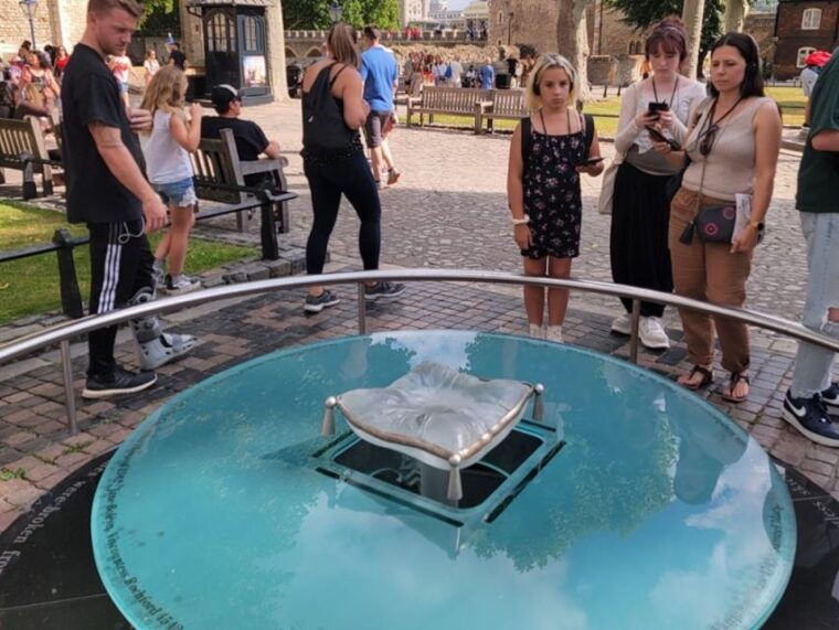 tower-of-london-early-access-with-crown-jewels-beefeaters