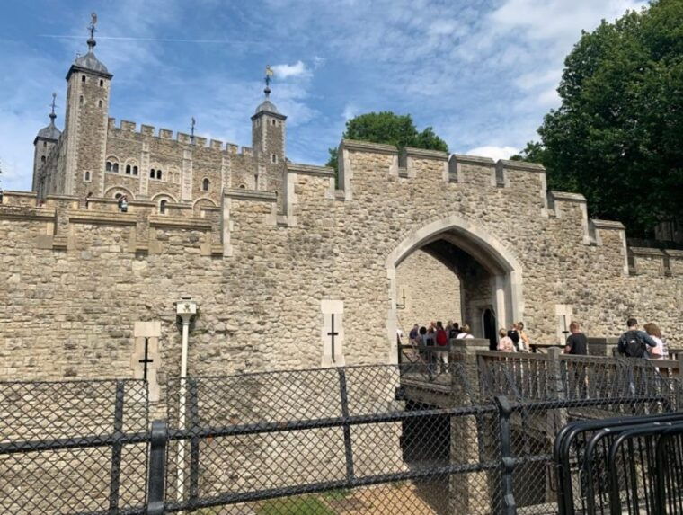 tower-of-london-early-access-with-crown-jewels-beefeaters