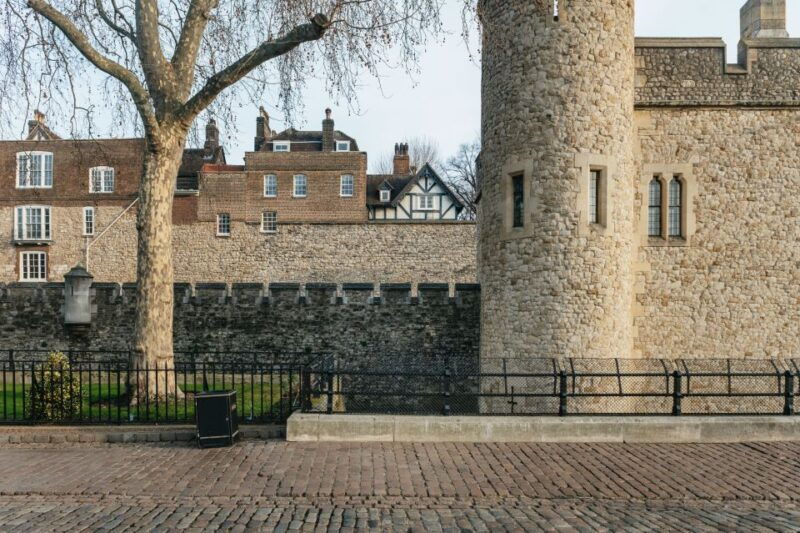 tower-of-london-first-entry-tour-beefeater-audience