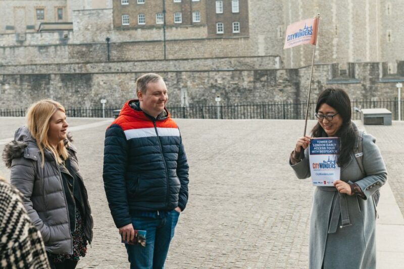 tower-of-london-first-entry-tour-beefeater-audience