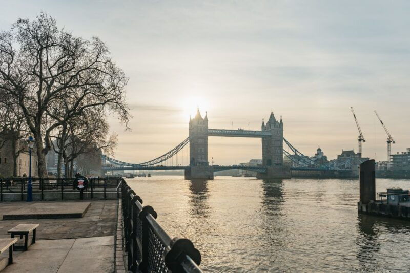 tower-of-london-first-entry-tour-beefeater-audience