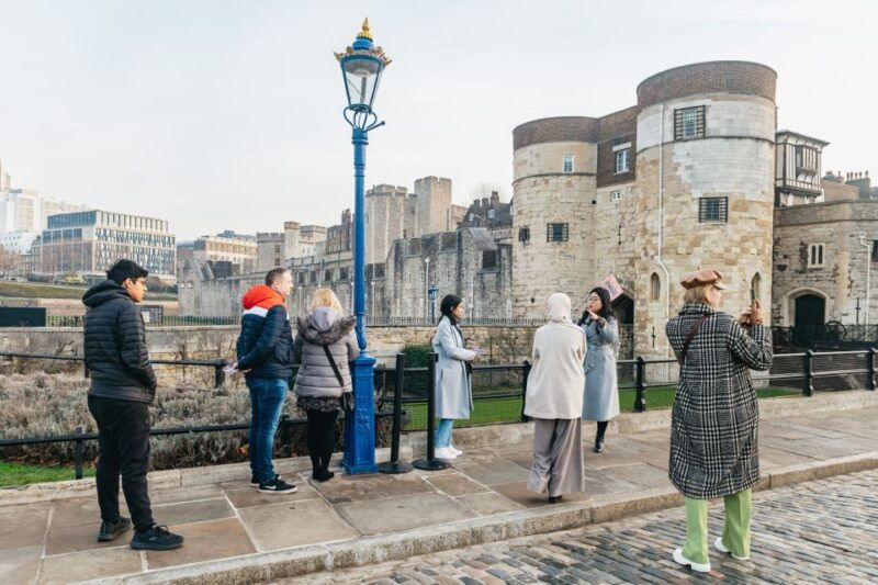 tower-of-london-first-entry-tour-beefeater-audience