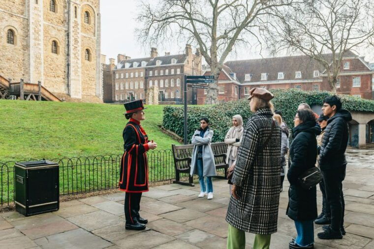 tower-of-london-first-entry-tour-beefeater-audience