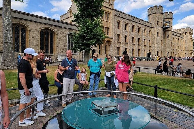 tower-of-london-guided-tour-with-beefeater-meet-crown-jewels-2
