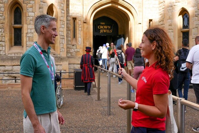 tower-of-london-guided-tour-with-beefeater-meet-crown-jewels