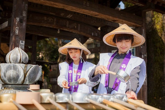 town-walk-matsuyama-goes-ishiteji-pilgrimage-experience