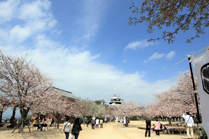 [Town walk] Stroll around Matsuyama Castle and enjoy local shopping - Discovering Matsuyama’s Historic Heart