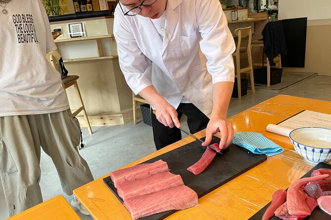 toyosu-tsukiji-market-and-making-sushi-workshop-tour